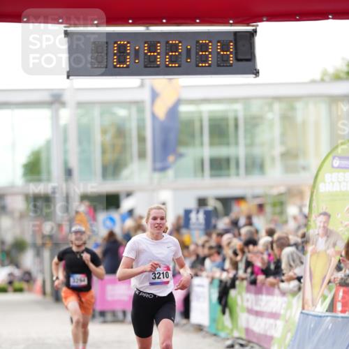 12.06.2026 - Holstenköstenlauf LAZAROV Photography http://msf.ph/oto/9739589 12.06.2026 19:42:34 Laufen 3210, 3294 meine-sportfotos.de