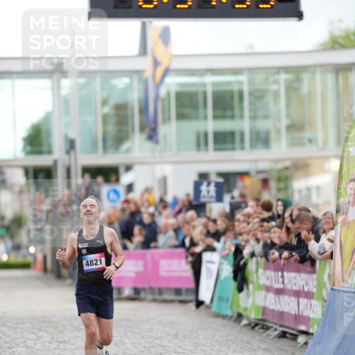 12.06.2026 - Holstenköstenlauf LAZAROV Photography http://msf.ph/oto/9739795 12.06.2026 19:34:38 Laufen 3646, 4821 meine-sportfotos.de