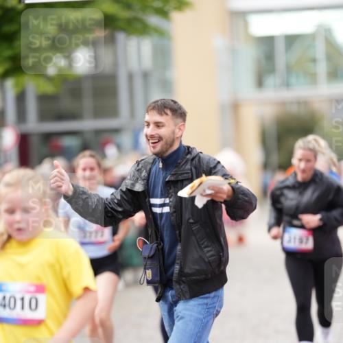 12.06.2026 - Holstenköstenlauf LAZAROV Photography http://msf.ph/oto/9740251 12.06.2026 18:00:31 Laufen 3197, 3741, 3777, 3984, 4010, 4476 meine-sportfotos.de