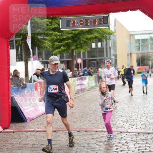 12.06.2026 - Holstenköstenlauf LAZAROV Photography http://msf.ph/oto/9743421 12.06.2026 17:06:30 Laufen 7544, 3126, 7542 meine-sportfotos.de