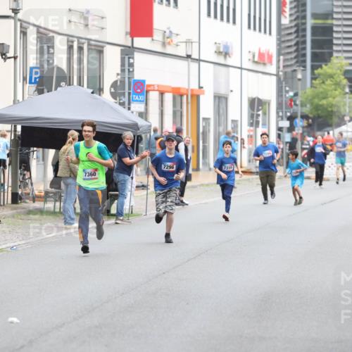 12.06.2026 - Holstenköstenlauf Andreas Tolksdorf http://msf.ph/oto/9743889 12.06.2026 17:06:44 Laufen 7299, 7360, 7296, 7319 meine-sportfotos.de