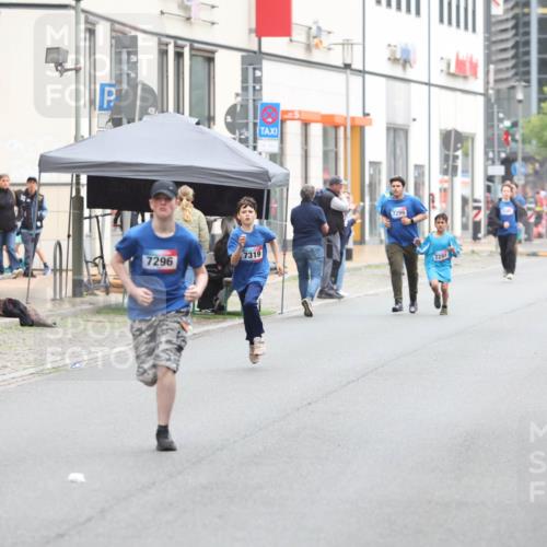 12.06.2026 - Holstenköstenlauf Andreas Tolksdorf http://msf.ph/oto/9743893 12.06.2026 17:06:48 Laufen 7360, 7296, 7319, 7299, 7291 meine-sportfotos.de