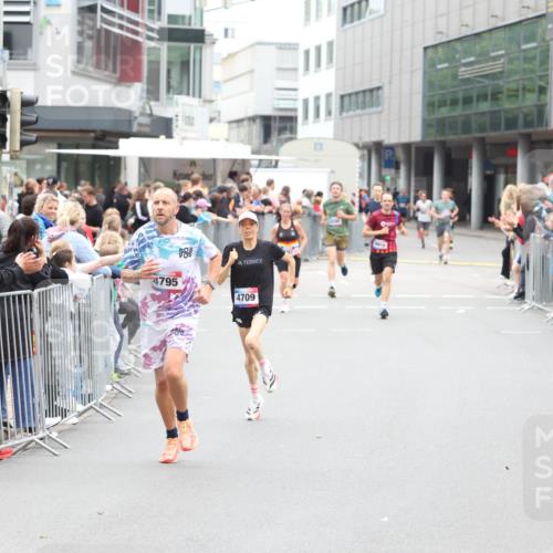 12.06.2026 - Holstenköstenlauf Andreas Tolksdorf http://msf.ph/oto/9744361 12.06.2026 17:51:39 Laufen 4795, 4709 meine-sportfotos.de