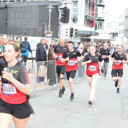 12.06.2026 - Holstenköstenlauf Andreas Tolksdorf http://msf.ph/oto/9745167 12.06.2026 18:03:04 Laufen 4296, 4303, 43, 4304, 4300, 3868, 299, 4306 meine-sportfotos.de