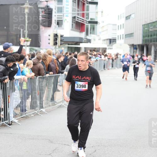 12.06.2026 - Holstenköstenlauf Andreas Tolksdorf http://msf.ph/oto/9745551 12.06.2026 18:10:14 Laufen 3727, 3398, 11 meine-sportfotos.de