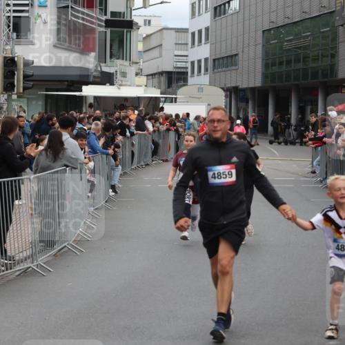 12.06.2026 - Holstenköstenlauf Andreas Tolksdorf http://msf.ph/oto/9745666 12.06.2026 18:13:23 Laufen 4859, 4861 meine-sportfotos.de