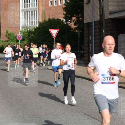 12.06.2026 - Holstenköstenlauf Andreas Tolksdorf http://msf.ph/oto/9745799 12.06.2026 19:08:43 Laufen 528, 4174, 3786 meine-sportfotos.de