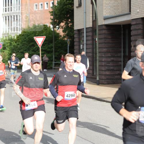 12.06.2026 - Holstenköstenlauf Andreas Tolksdorf http://msf.ph/oto/9745821 12.06.2026 19:08:54 Laufen 4648, 3380, 4314, 4294, 3005 meine-sportfotos.de