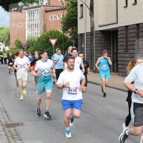 12.06.2026 - Holstenköstenlauf Andreas Tolksdorf http://msf.ph/oto/9745901 12.06.2026 19:09:44 Laufen 3522, 3549, 3657, 4115, 3850, 3146, 4188 meine-sportfotos.de