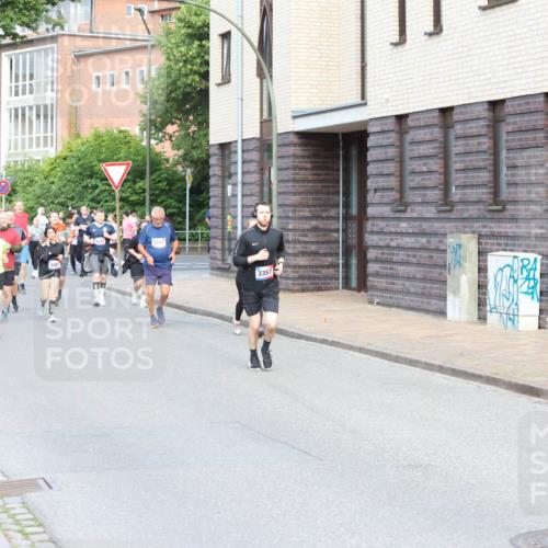 12.06.2026 - Holstenköstenlauf Andreas Tolksdorf http://msf.ph/oto/9746290 12.06.2026 19:13:44 Laufen 3372, 3357, 10, 06, 15, 06, 26 meine-sportfotos.de