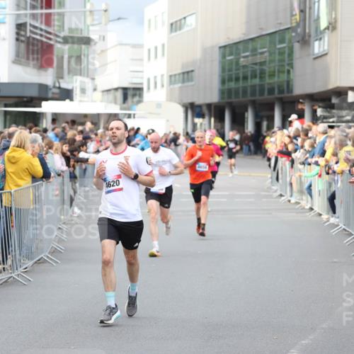 12.06.2026 - Holstenköstenlauf Andreas Tolksdorf http://msf.ph/oto/9746717 12.06.2026 19:47:03 Laufen 4620, 4656 meine-sportfotos.de