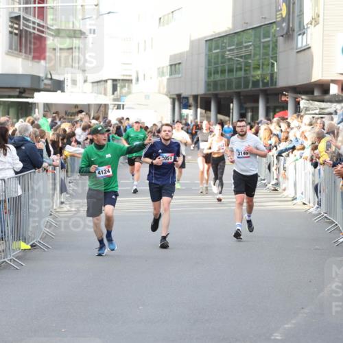 12.06.2026 - Holstenköstenlauf Andreas Tolksdorf http://msf.ph/oto/9746930 12.06.2026 19:49:59 Laufen 4124, 2051, 3146 meine-sportfotos.de
