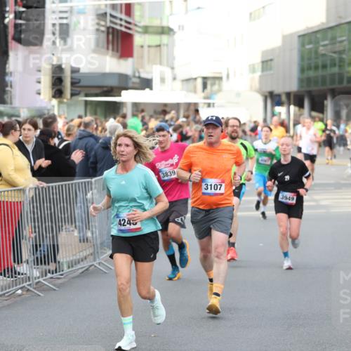 12.06.2026 - Holstenköstenlauf Andreas Tolksdorf http://msf.ph/oto/9747032 12.06.2026 19:51:26 Laufen 4245, 3839, 3107, 3949 meine-sportfotos.de