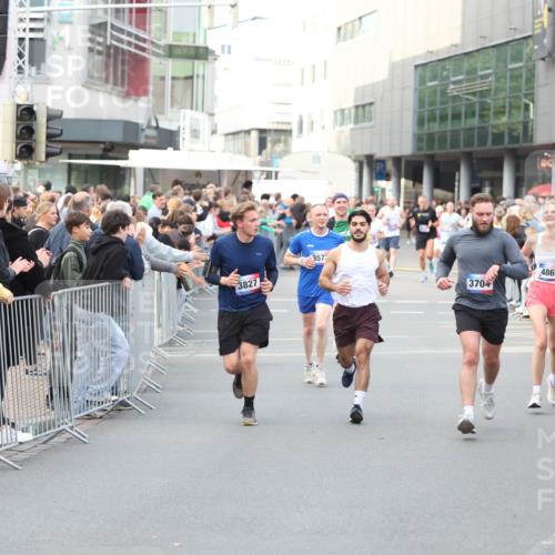 12.06.2026 - Holstenköstenlauf Andreas Tolksdorf http://msf.ph/oto/9747233 12.06.2026 19:54:12 Laufen 3827, 3573, 3704, 4865 meine-sportfotos.de