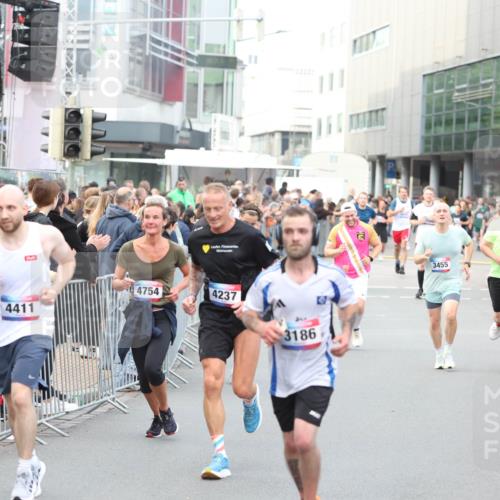 12.06.2026 - Holstenköstenlauf Andreas Tolksdorf http://msf.ph/oto/9747246 12.06.2026 19:54:23 Laufen 4411, 4754, 4237, 3186, 3455, 3095 meine-sportfotos.de