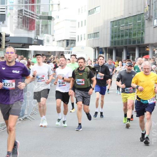 12.06.2026 - Holstenköstenlauf Andreas Tolksdorf http://msf.ph/oto/9747262 12.06.2026 19:54:39 Laufen 4225, 3434, 4184, 4868, 3759, 4625, 3755 meine-sportfotos.de