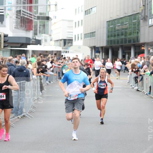 12.06.2026 - Holstenköstenlauf Andreas Tolksdorf http://msf.ph/oto/9747282 12.06.2026 19:54:55 Laufen 3084, 4829, 3117 meine-sportfotos.de