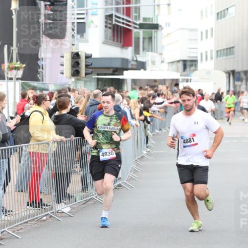 12.06.2026 - Holstenköstenlauf Andreas Tolksdorf http://msf.ph/oto/9747295 12.06.2026 19:55:08 Laufen 4930, 4881, 4258 meine-sportfotos.de