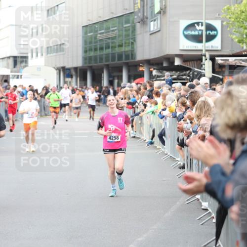 12.06.2026 - Holstenköstenlauf Andreas Tolksdorf http://msf.ph/oto/9747300 12.06.2026 19:55:11 Laufen 3918, 17, 4258, 10 meine-sportfotos.de