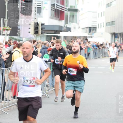 12.06.2026 - Holstenköstenlauf Andreas Tolksdorf http://msf.ph/oto/9747323 12.06.2026 19:55:25 Laufen 3730, 3249, 4593, 11 meine-sportfotos.de
