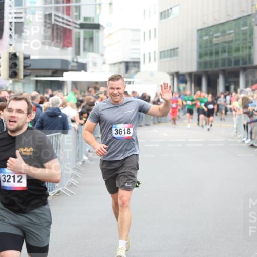 12.06.2026 - Holstenköstenlauf Andreas Tolksdorf http://msf.ph/oto/9747335 12.06.2026 19:55:36 Laufen 3618, 3174, 3212 meine-sportfotos.de