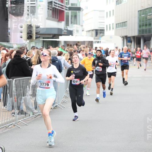 12.06.2026 - Holstenköstenlauf Andreas Tolksdorf http://msf.ph/oto/9747378 12.06.2026 19:56:23 Laufen 1896, 3684, 76, 3364, 3779, 4241 meine-sportfotos.de