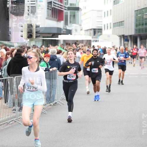 12.06.2026 - Holstenköstenlauf Andreas Tolksdorf http://msf.ph/oto/9747379 12.06.2026 19:56:23 Laufen 3779, 4241, 48, 3684, 876 meine-sportfotos.de