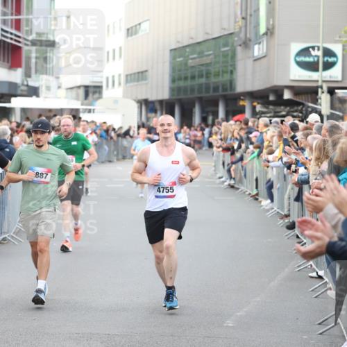 12.06.2026 - Holstenköstenlauf Andreas Tolksdorf http://msf.ph/oto/9747563 12.06.2026 19:59:11 Laufen 887, 4577, 10, 4755 meine-sportfotos.de