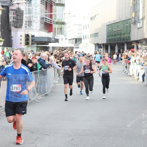 12.06.2026 - Holstenköstenlauf Andreas Tolksdorf http://msf.ph/oto/9747584 12.06.2026 19:59:40 Laufen 3793, 3769, 3768, 412 meine-sportfotos.de
