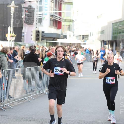 12.06.2026 - Holstenköstenlauf Andreas Tolksdorf http://msf.ph/oto/9747619 12.06.2026 20:00:16 Laufen 382, 3749, 3176 meine-sportfotos.de