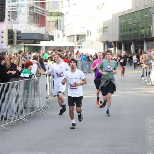 12.06.2026 - Holstenköstenlauf Andreas Tolksdorf http://msf.ph/oto/9747636 12.06.2026 20:00:44 Laufen 4537, 4565, 3362 meine-sportfotos.de