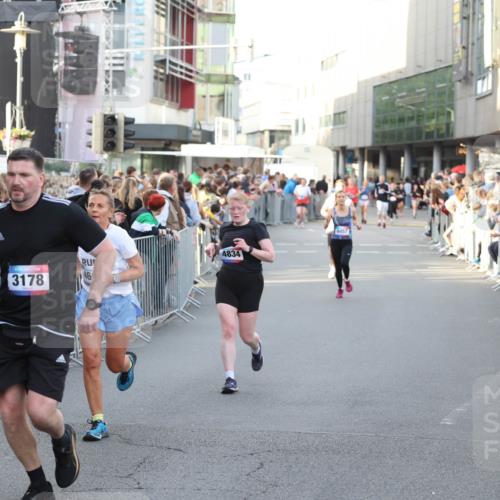 12.06.2026 - Holstenköstenlauf Andreas Tolksdorf http://msf.ph/oto/9747655 12.06.2026 20:00:58 Laufen 4834, 3178, 4457 meine-sportfotos.de
