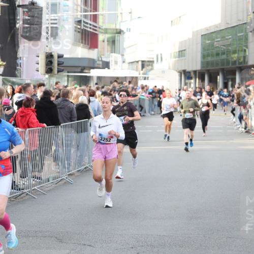 12.06.2026 - Holstenköstenlauf Andreas Tolksdorf http://msf.ph/oto/9747851 12.06.2026 20:04:27 Laufen 3507, 3252, 3319, 3 meine-sportfotos.de