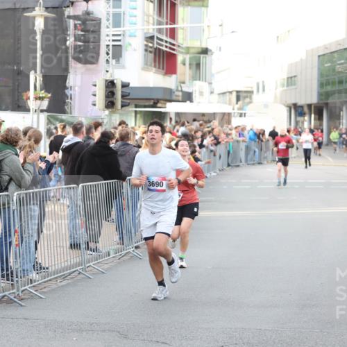 12.06.2026 - Holstenköstenlauf Andreas Tolksdorf http://msf.ph/oto/9747949 12.06.2026 20:06:24 Laufen 14, 3690 meine-sportfotos.de