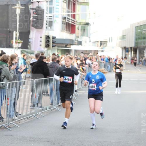 12.06.2026 - Holstenköstenlauf Andreas Tolksdorf http://msf.ph/oto/9747974 12.06.2026 20:06:56 Laufen 4486, 5, 4485 meine-sportfotos.de