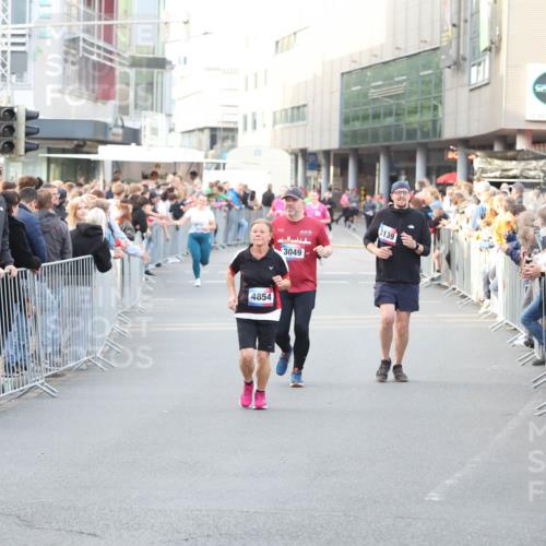 12.06.2026 - Holstenköstenlauf Andreas Tolksdorf http://msf.ph/oto/9748086 12.06.2026 20:09:53 Laufen 4854, 3139, 3049 meine-sportfotos.de