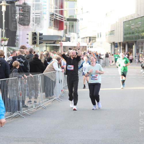 12.06.2026 - Holstenköstenlauf Andreas Tolksdorf http://msf.ph/oto/9748176 12.06.2026 20:12:46 Laufen 40, 3201, 38, 3204 meine-sportfotos.de