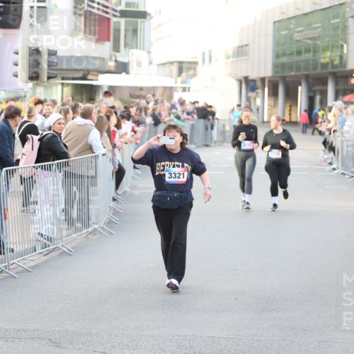 12.06.2026 - Holstenköstenlauf Andreas Tolksdorf http://msf.ph/oto/9748262 12.06.2026 20:16:59 Laufen 3321, 3110, 3109 meine-sportfotos.de