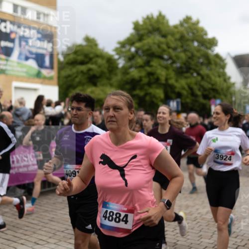 12.06.2026 - Holstenköstenlauf Michael Strokosch http://msf.ph/oto/9749487 12.06.2026 19:02:06 Laufen 409, 4884, 3924 meine-sportfotos.de