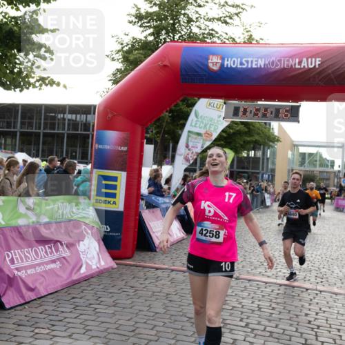 12.06.2026 - Holstenköstenlauf Michael Strokosch http://msf.ph/oto/9749660 12.06.2026 19:54:33 Laufen 105916, 17, 4840, 4258, 10 meine-sportfotos.de