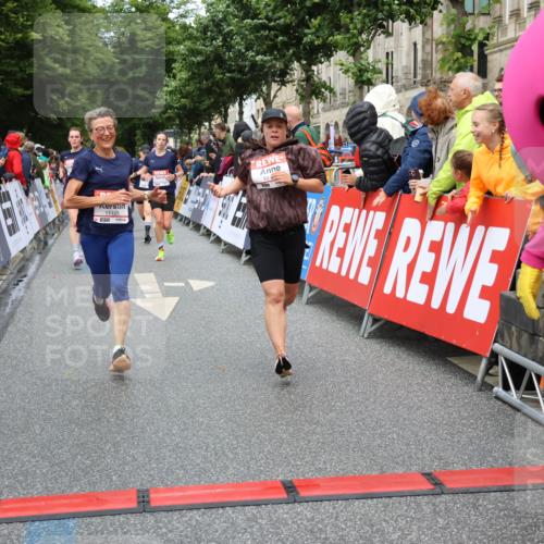 14.06.2026 - REWE Women's Run Strokosch-Dieckow http://msf.ph/oto/9750892 14.06.2026 09:50:47 Ziel 10192, 11105, 11146, 11207, 11245, 11396 meine-sportfotos.de