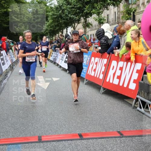 14.06.2026 - REWE Women's Run Strokosch-Dieckow http://msf.ph/oto/9750900 14.06.2026 09:50:47 Ziel 10192, 11105, 11146, 11207, 11245, 11396 meine-sportfotos.de