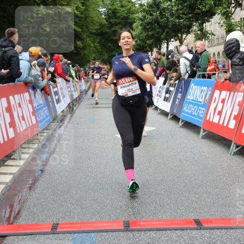14.06.2026 - REWE Women's Run Strokosch-Dieckow http://msf.ph/oto/9751196 14.06.2026 09:50:27 Ziel 10021, 10346, 10396, 10958 meine-sportfotos.de