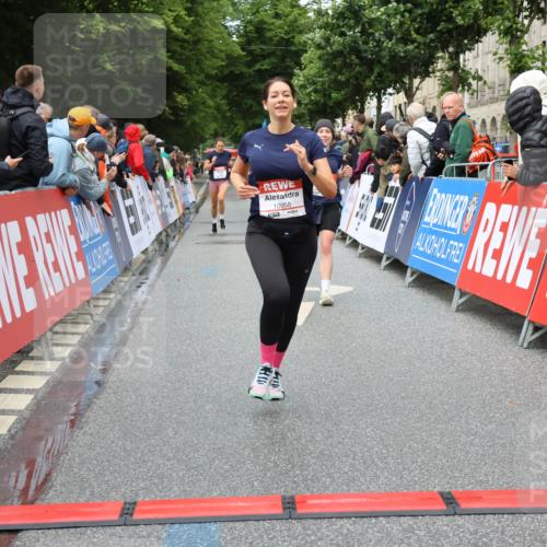 14.06.2026 - REWE Women's Run Strokosch-Dieckow http://msf.ph/oto/9751227 14.06.2026 09:50:27 Ziel 10021, 10346, 10396, 10958 meine-sportfotos.de