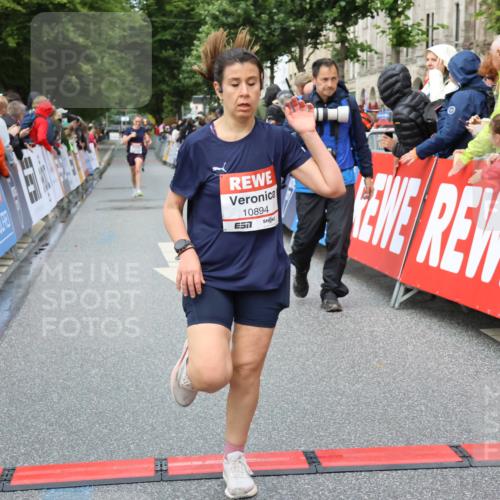 14.06.2026 - REWE Women's Run Strokosch-Dieckow http://msf.ph/oto/9751605 14.06.2026 09:50:09 Ziel 10281, 10322, 10342, 10691, 10894 meine-sportfotos.de