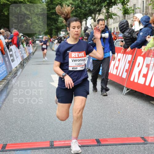 14.06.2026 - REWE Women's Run Strokosch-Dieckow http://msf.ph/oto/9751617 14.06.2026 09:50:09 Ziel 10281, 10322, 10342, 10691, 10894 meine-sportfotos.de