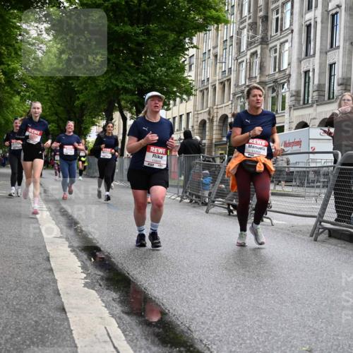 14.06.2026 - REWE Women's Run J. Mangold http://msf.ph/oto/9752029 14.06.2026 10:06:10 Ziel 10243, 10255, 10474, 10597, 10635, 10655, 10672, 10747, 10826, 10857, 11011, 11148, 11233, 11235, 11250, 11267, 11410, 11484, 11521 meine-sportfotos.de