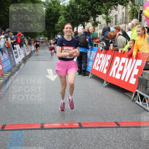14.06.2026 - REWE Women's Run Strokosch-Dieckow http://msf.ph/oto/9752462 14.06.2026 09:49:40 Ziel 10650, 10991 meine-sportfotos.de