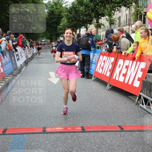 14.06.2026 - REWE Women's Run Strokosch-Dieckow http://msf.ph/oto/9752476 14.06.2026 09:49:39 Ziel 10650, 10991 meine-sportfotos.de