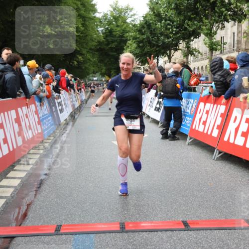 14.06.2026 - REWE Women's Run Strokosch-Dieckow http://msf.ph/oto/9752524 14.06.2026 09:49:33 Ziel 10991, 11360 meine-sportfotos.de